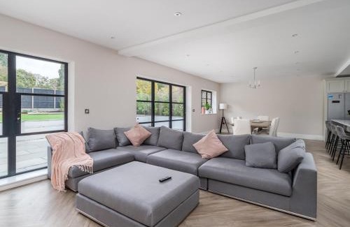Cassiobury House | Pass the Keys Luxury 4 Bedroom home with large garden