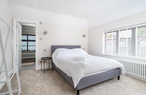Cassiobury House | Pass the Keys Luxury 4 Bedroom home with large garden
