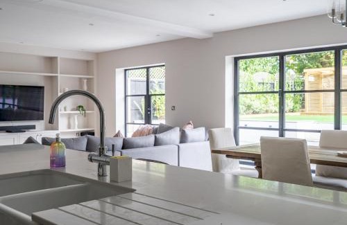 Cassiobury House | Pass the Keys Luxury 4 Bedroom home with large garden