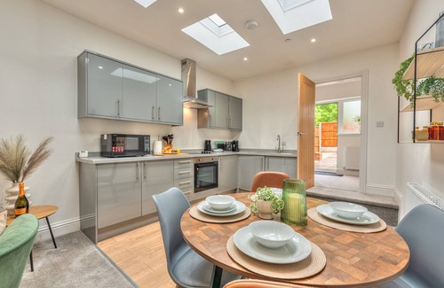 Madeley Apartment | Pass the Keys | Modern Apartment With Courtyard
