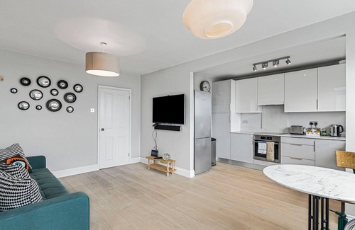 Hammersmith Broadway Apartment | Pass the Keys | Modern 1 bedroom Apartment with views on West London