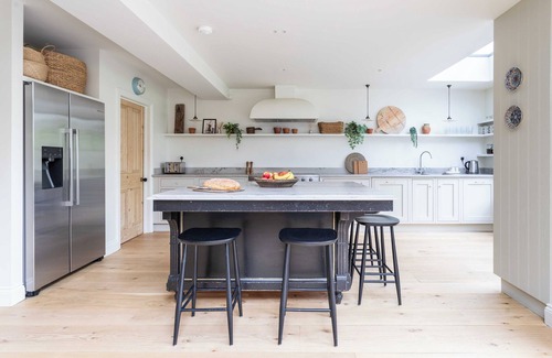 Watford House | Pass the Keys | Modern 5-Bedroom Luxury Home in Watford | Close to Harry Potter Studios | FREE Parking