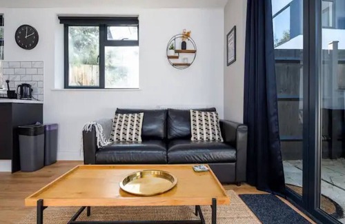Blackheath Apartment | Pass the Keys | Modern and Bright Home Minutes From Central London