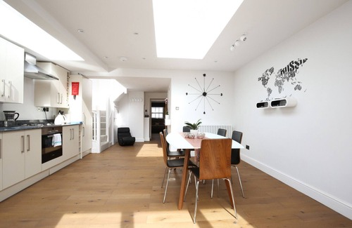 Oxford House | Pass the Keys | Modern, Chic 3BR Townhouse in Central Oxford