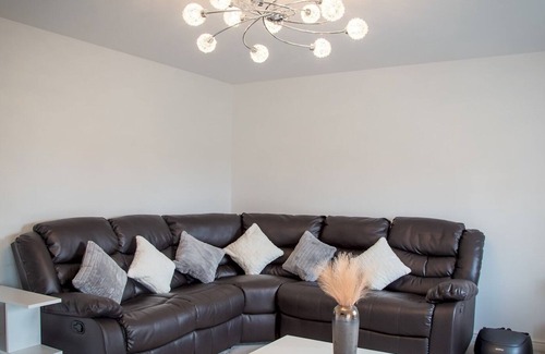 Maidstone House | Pass the Keys | Modern and Luxurious House for 5