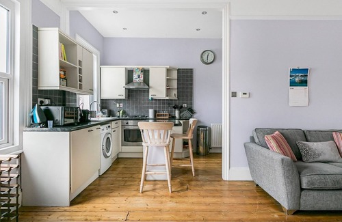 Tooting Apartment | Pass the Keys | Modern London Flat Steps from Tube & Cafés