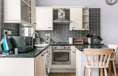 Tooting Apartment | Pass the Keys | Modern London Flat Steps from Tube & Cafés