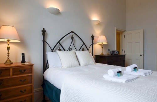 Gosport Apartment | Pass the Keys | Naval Officers Quarters 2 Bed Apt Gosport Marina