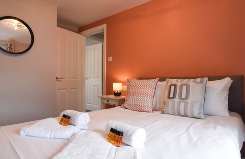 Gosport House | Pass the Keys | New 2 bed home with off road parking sleeps 6