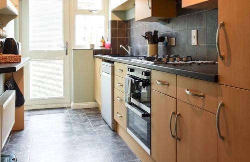 Gosport House | Pass the Keys | New 2 bed home with off road parking sleeps 6
