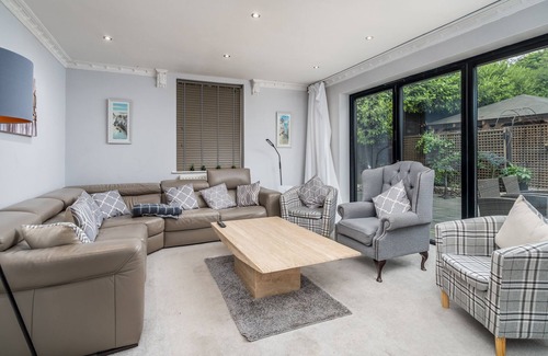 Radlett House | Pass the Keys | Prestigious 5 Bed Retreat Spacious Tranquil Haven