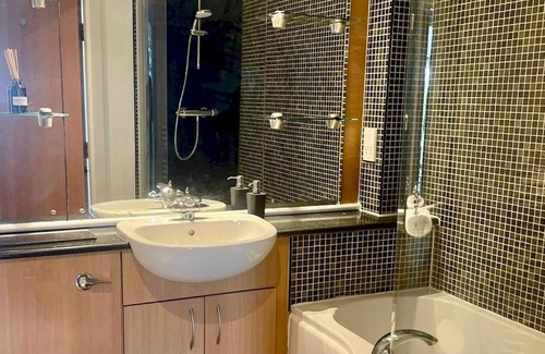 Liverpool Apartment | Pass the Keys | River View Apartment with Balcony and Free Parking
