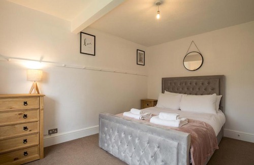 Old Windsor House | Pass the Keys Spacious 4 Bed by River Thames Old Windsor