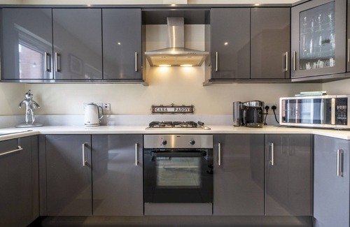 Ormeau House | Pass the Keys | Spacious 3BR Home | Parking | Cafes & Restaurants