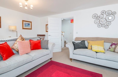 Barry House | Pass the Keys | Spacious 4-Bedroom town house with Parking