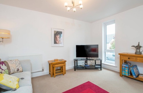 Barry House | Pass the Keys | Spacious 4-Bedroom town house with Parking