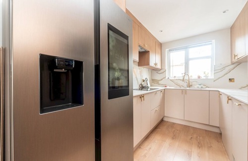 Thamesmead House | Pass the Keys | Spacious Cosy Home Close To London Abbey Wood