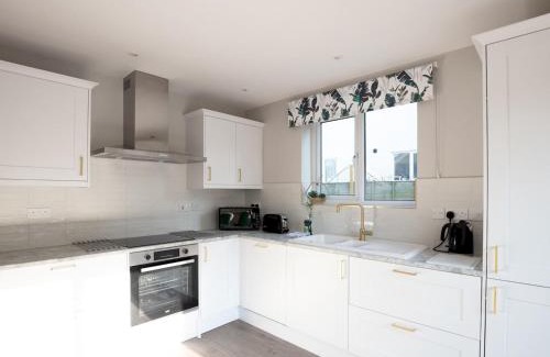 Bridgwater House | Pass the Keys Stunning 3 Bedroom Home with Free Parking