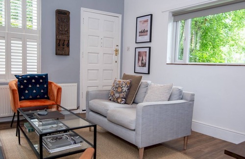 Worcester House | Pass the Keys | Stylish Waterside Home in Central Worcester