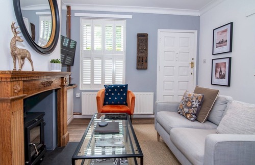 Worcester House | Pass the Keys | Stylish Waterside Home in Central Worcester