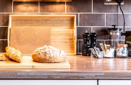 Exeter House | Pass the Keys | Stylish holiday townhouse by the Quay with parking