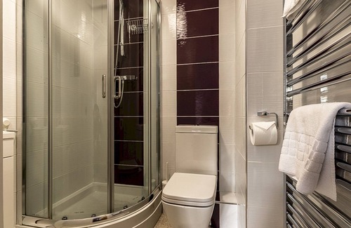 Exeter House | Pass the Keys | Stylish holiday townhouse by the Quay with parking