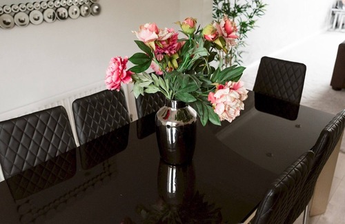 Govan House | Pass the Keys | Townhouse Overlooking the River Clyde, sleeps 10+