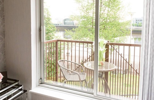 Govan House | Pass the Keys | Townhouse Overlooking the River Clyde, sleeps 10+