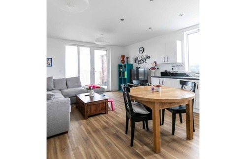 Trumpington Apartment | Pass the Keys | ★TRENDY SUNLIT 2BR Cambridge Home /FREE PARKING ★