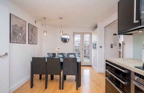 Rotherhithe House | Pass the keys | Waterside house w/Central London links and parking