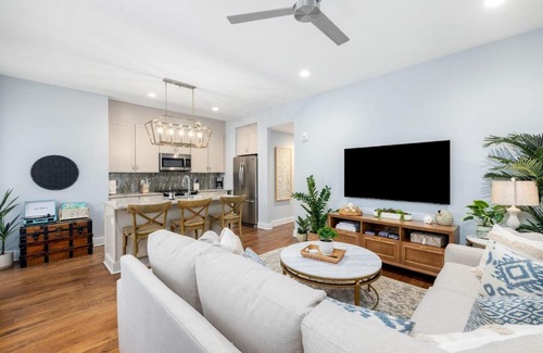 Cannonborough Elliotborough House | Patio Porches and Parking - 2 Blocks to King