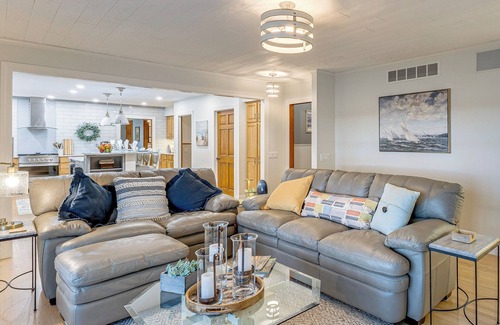 Earlville House | Patio & Water Views: Serene Bohemia River Escape!