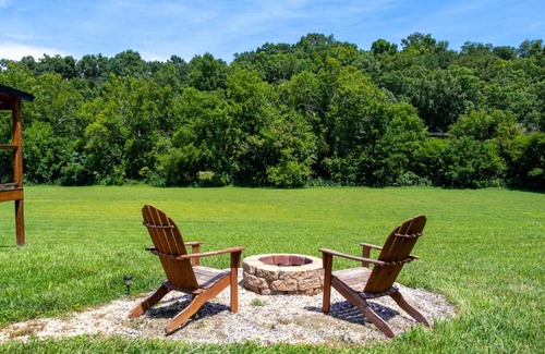 Sevierville House | Patriots Tiny Home w Hot Tub Fire Pit Grill