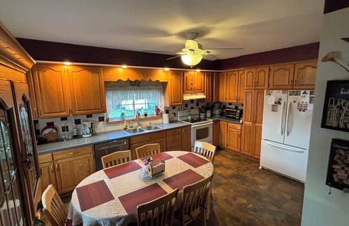Patton House | Pattonia-Sleeps 13 comfortably in the Laurel Highlands