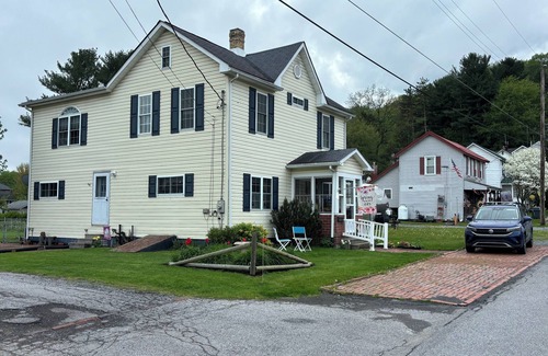 Patton House | Pattonia-Sleeps 13 comfortably in the Laurel Highlands