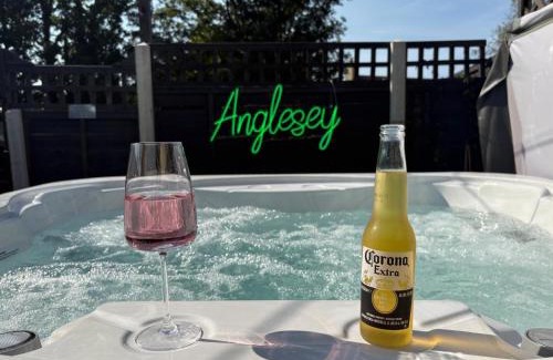 Brynsiencyn House | Pauls Place - Cosy Cottage with Hot Tub