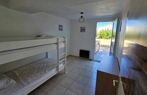 Saint-Pierre-la-Mer Cabin | Pavillon 51m2 Calme, Confortable, Avec vue mer à 10min de la Plage