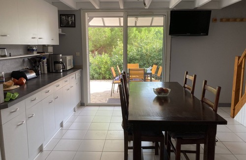 Saint-Pierre-la-Mer Cabin | Pavillon le Clos du Soleil, Parking et Piscine Dans Résidence