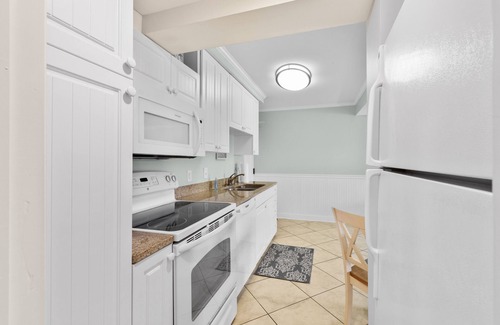 North Litchfield Beach Condo | Pawleys Poolside at Litchfield Resort