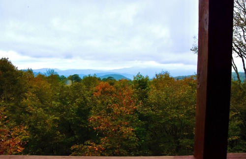 Beech Mountain Cottage | "Paws" for Views; Hot Tub; 2 Minutes to Slopes