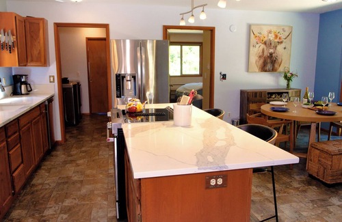 Tierra Del Mar House | Paws Under the Pines: hot tub, steps to beach, stocked kitchen, no pet fees!