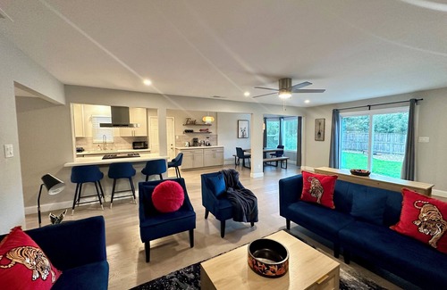 Northgate House | Paxton House 3 bedr 2 bath walk to Discovery Park & Aftershock Yard Grill Garage