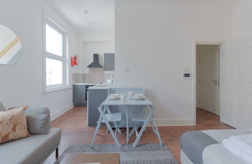 Abingdon Apartment | PBC | Large Studio - Earl's Court 119 - EC6