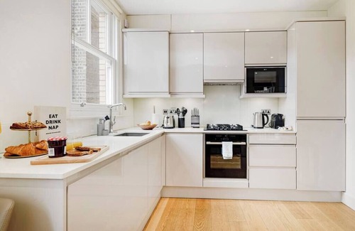Colville Apartment | PBC | Modern One Bedroom Apartment in Soho GT8