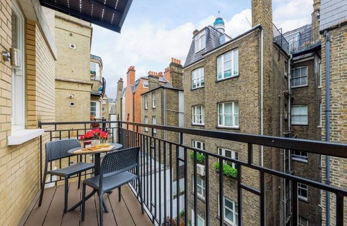 Colville Apartment | PBC | Modern One Bedroom Apartment in Soho GT8