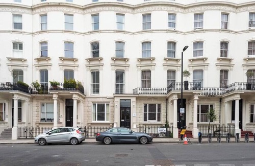 Holland Park Apartment | PBC | Modern Private Room in Bayswater (LS5)