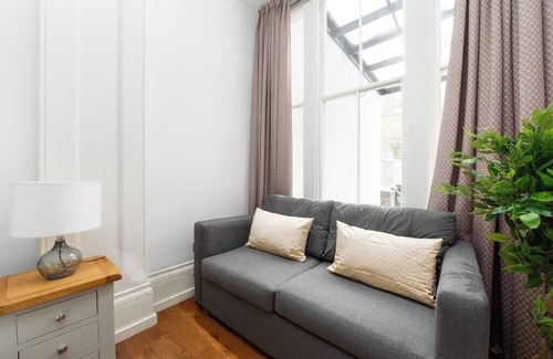 Holland Park Apartment | PBC | Modern Private Room in Bayswater (LS5)