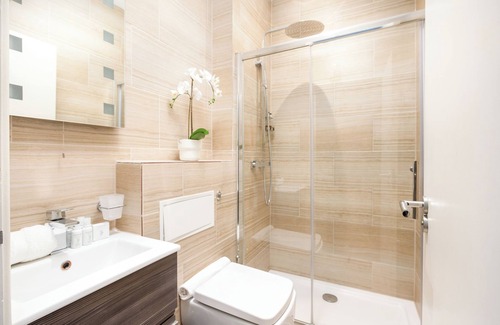 Holland Park Apartment | PBC | Modern Private Room in Bayswater (LS5)