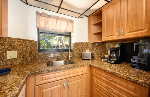 Marathon Cottage | PC arrive any day, beach, Pool, WD, Kitchen, Hot Tub Marina WiFi, boat dock