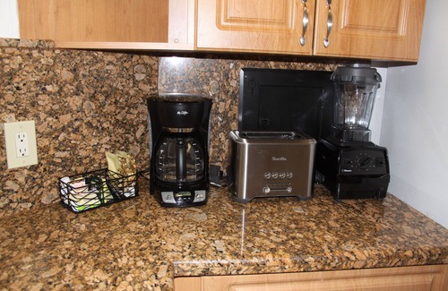 Marathon Cottage | PC arrive any day, beach, Pool, WD, Kitchen, Hot Tub Marina WiFi, boat dock